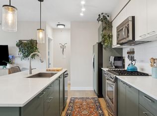 1330 Marine Dr #403, North Vancouver, BC V7P1T4