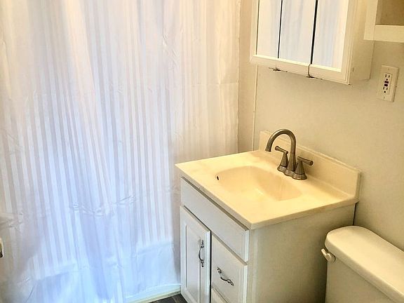 5th image of 2624 NE 9th Pl APT 5