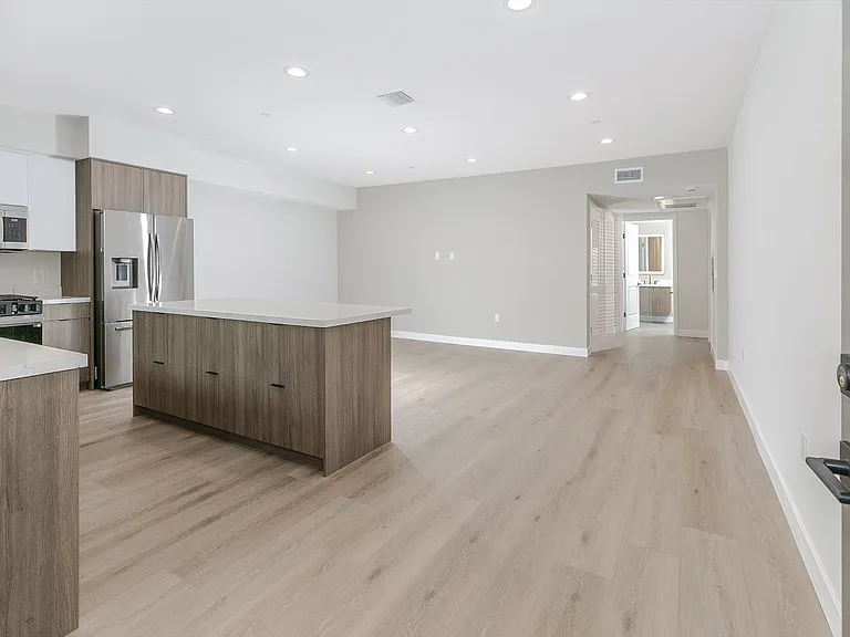 10218 Fernglen Ave #101 — Photo 4