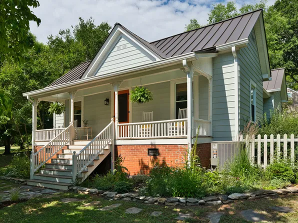 108 S Occoneechee St, Hillsborough, NC 27278