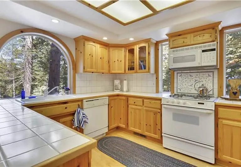 15225 Swiss Ln — Photo 10