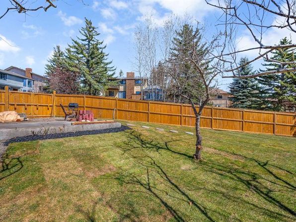23 S Edgewood Pl NW, Calgary, AB T3A 2T8