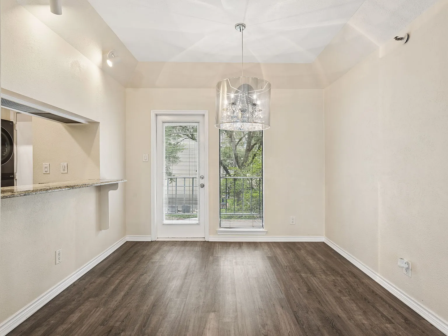 2 bed, 1.5 bath, 926 sqft, $1,750 — Photo 2