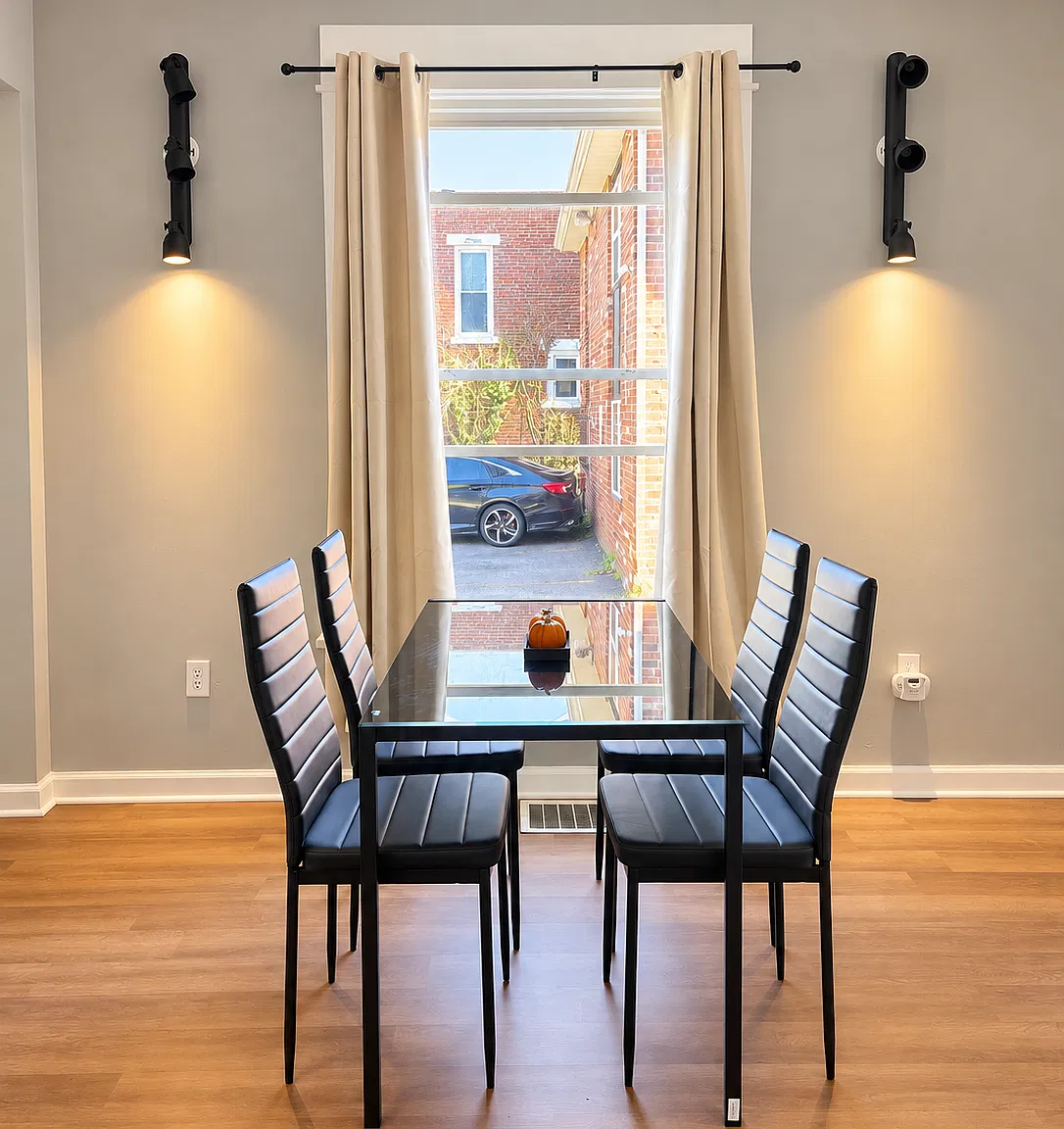 4 bed, 1680 sqft, $3,100 — Photo 2