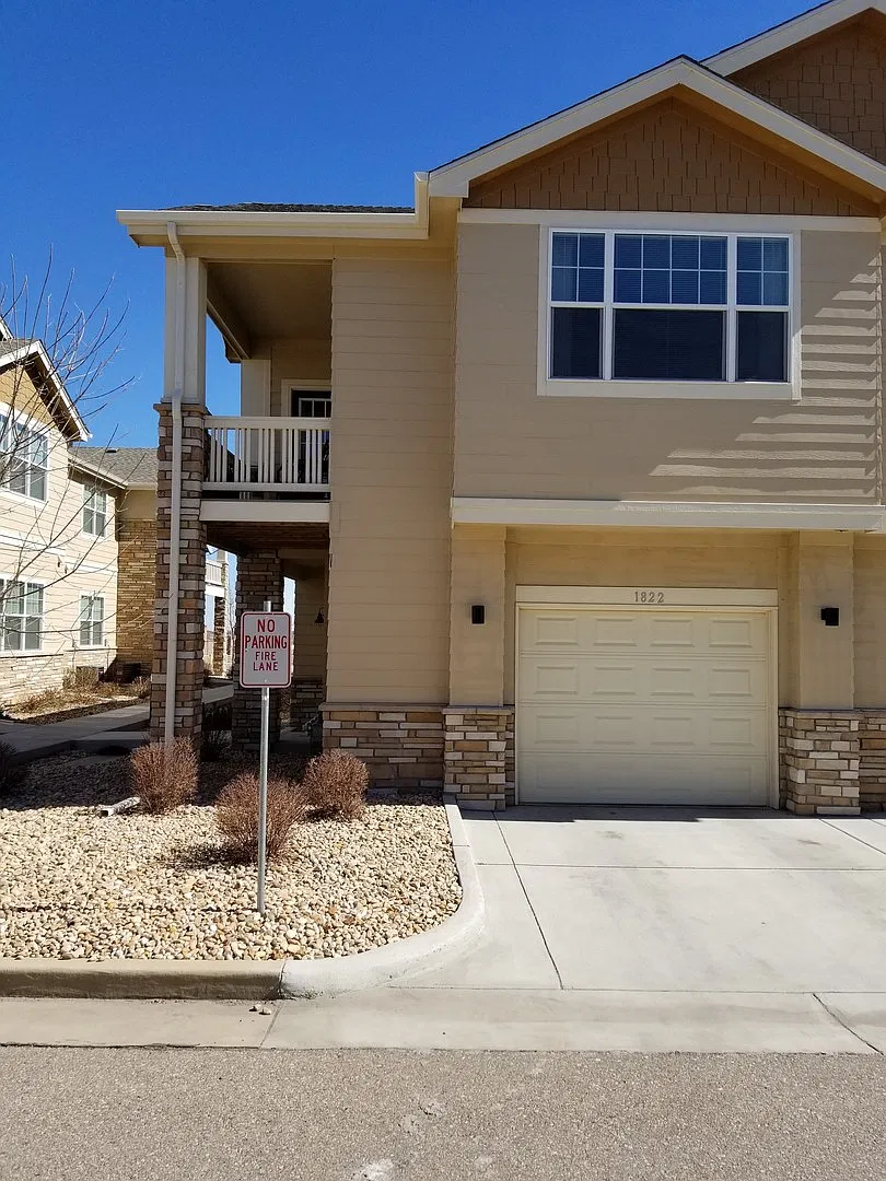 Amazing price amazing location 2 bedroom Condo avail NOW — Photo 1