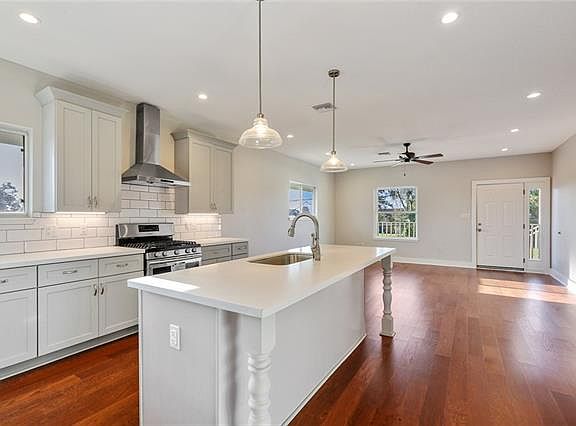 3rd image of 409 E Damour St
