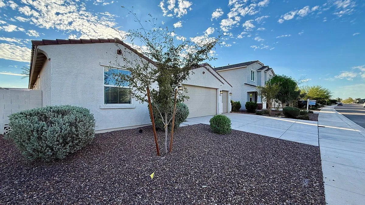 4 bed, 3.5 bath, 2700 sqft, $2,400 — Photo 3