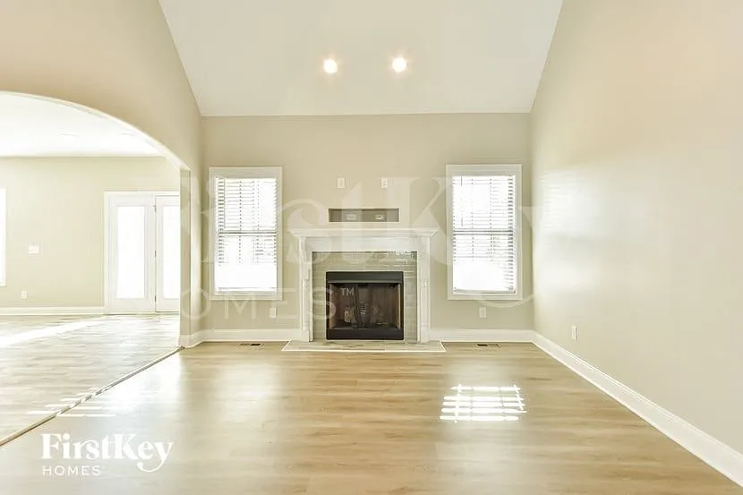 4 bed, 3.0 bath, 2900 sqft, $2,435 — Photo 3