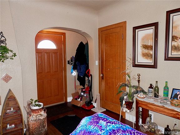 Front entry with oak hardwood floors, original crystal door knobs and coved ceilings.