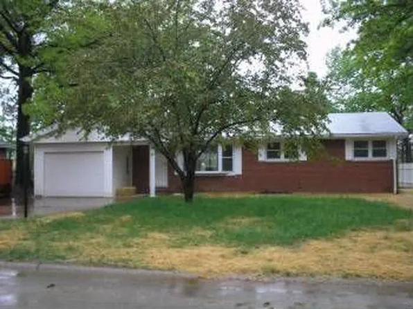 5202 Pine Ridge Dr, Godfrey, IL 62035