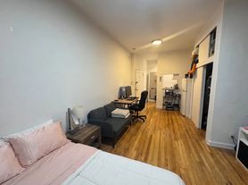 319 E 25th St