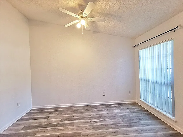 2107 Willesdon Dr E — Photo 5