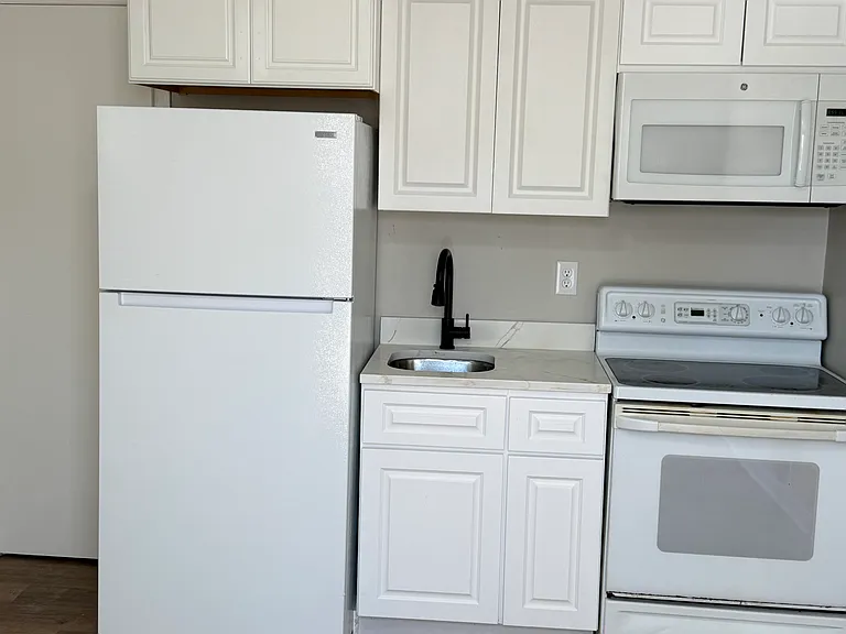 1915 Merritt Dr — Photo 2
