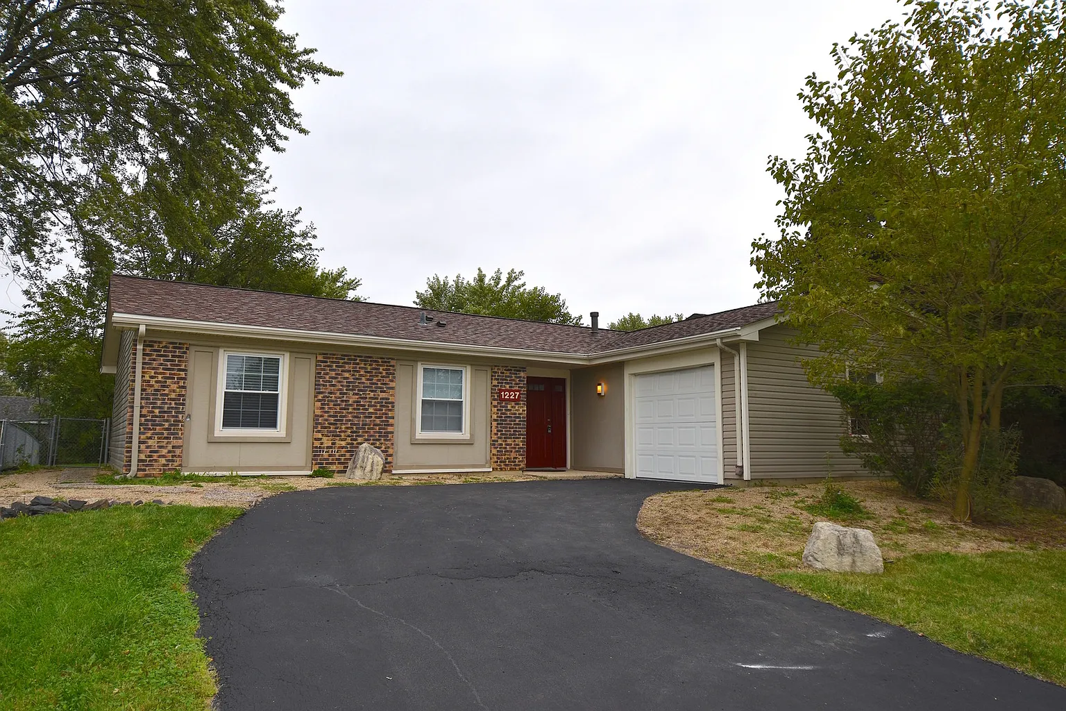 1227 Laurie Ln photo 1