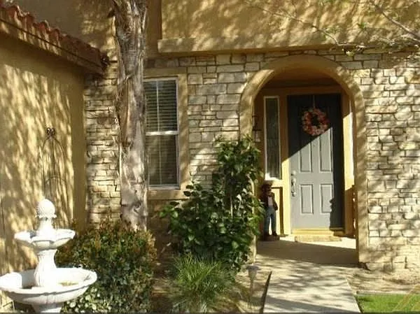 604 Vermillion Dr — Photo 2