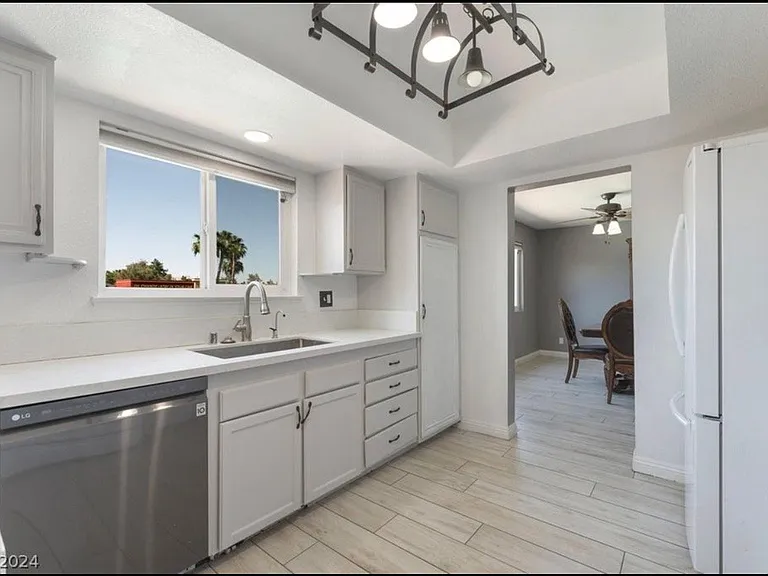 580 Chelsea Dr — Photo 24