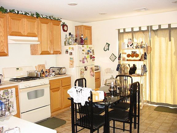 Kitchen / Dining Area