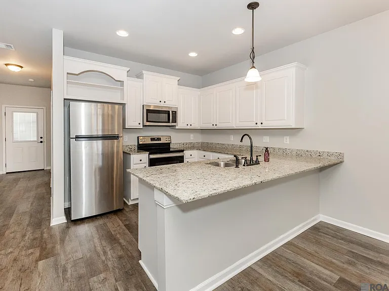 2948 S Roth Ave — Photo 2