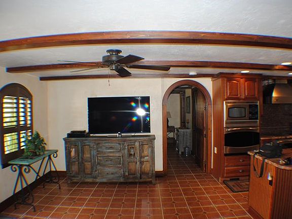 5th image of 821 E 5th St