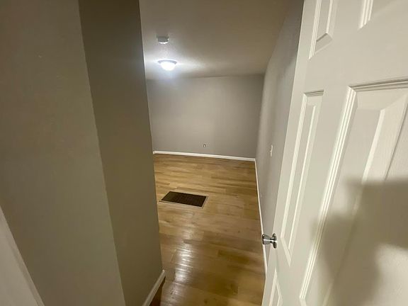 5th image of 513 Lawrence Ave