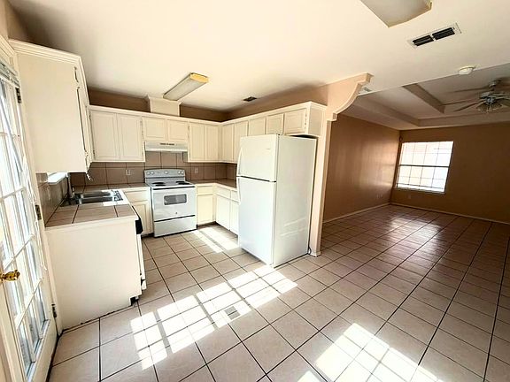 3rd image of 2405 Redbud Ave #D