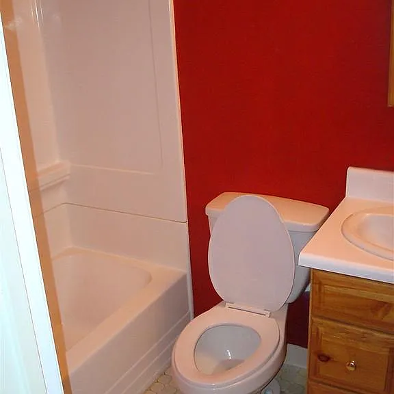 Full bath in upper level hallway