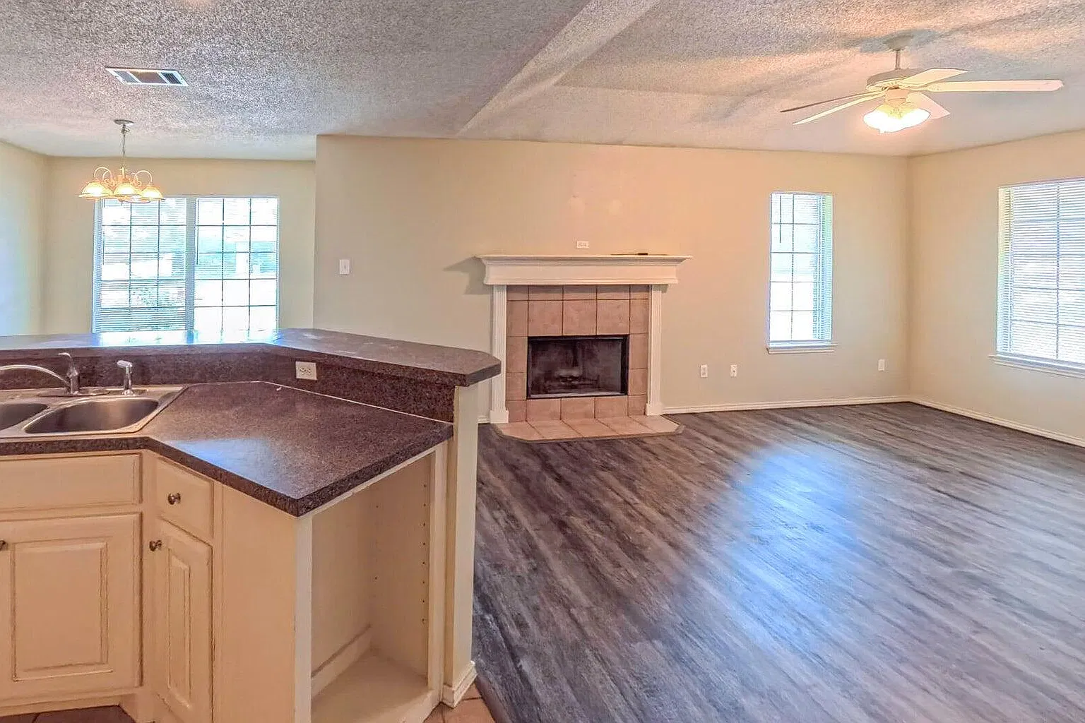 3 bed, 2.0 bath, 1200 sqft, $1,300 — Photo 2