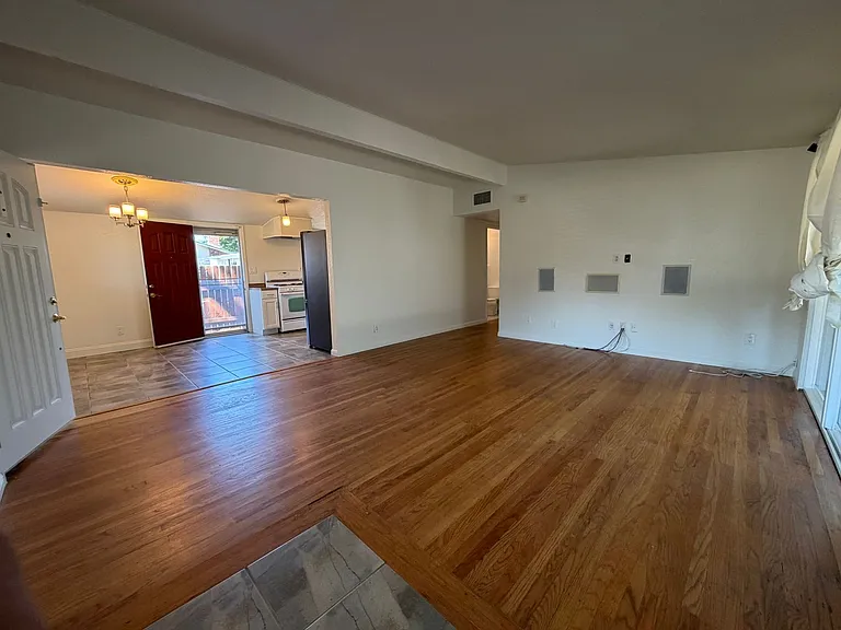 8945 Fashion Dr — Photo 9