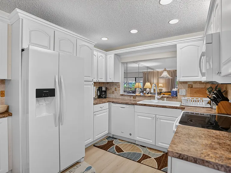 65 Pelican Pointe Dr #2030 — Photo 16