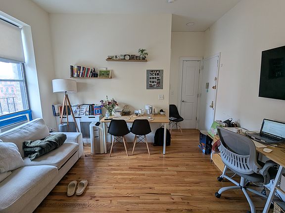 3rd image of 100 W 105th St #D6
