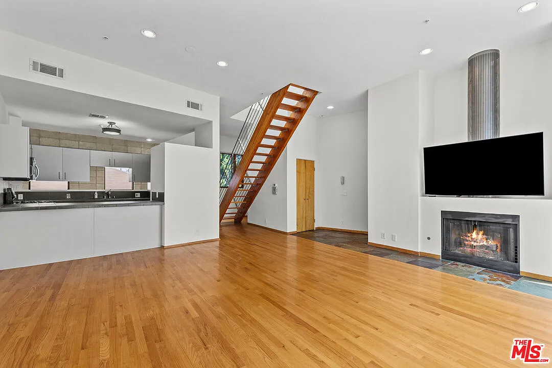 2 bed, 3.0 bath, 1263 sqft, $7,000 — Photo 3