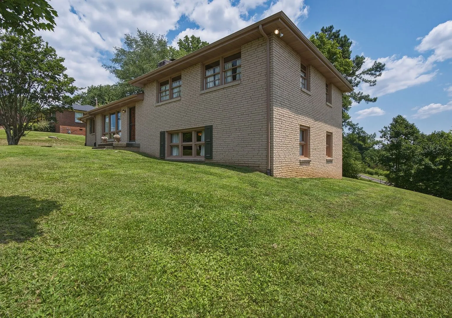Welcome to a rare opportunity to experience authentic mid-century modern living in one of Nashvil... — Photo 2