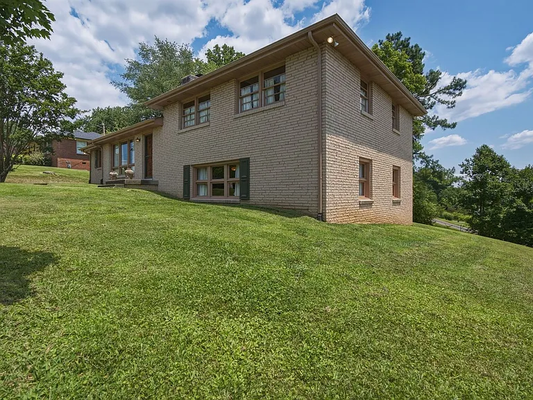 5028 Danby Dr — Photo 2