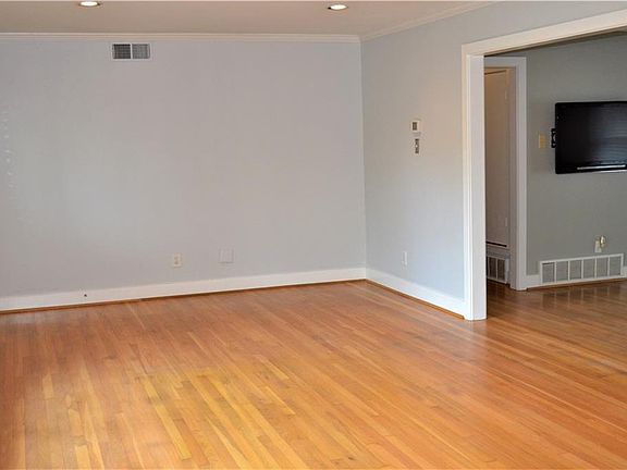 4th image of 8843 Larchwood Dr