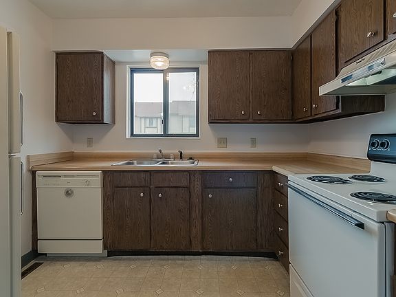 3rd image of 49 Greentree Cir