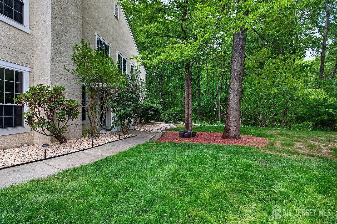 3 bed, 2.5 bath, 2010 sqft, $3,950 — Photo 2