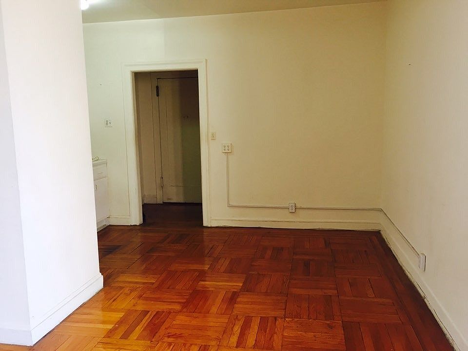 2nd image of 5916 Woodside Ave #3L