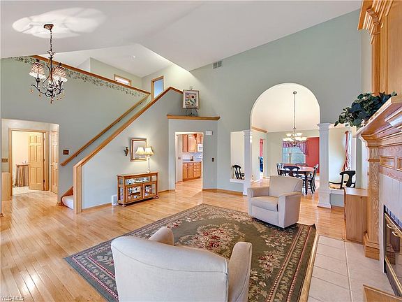 3rd image of 904 Devonwood Dr