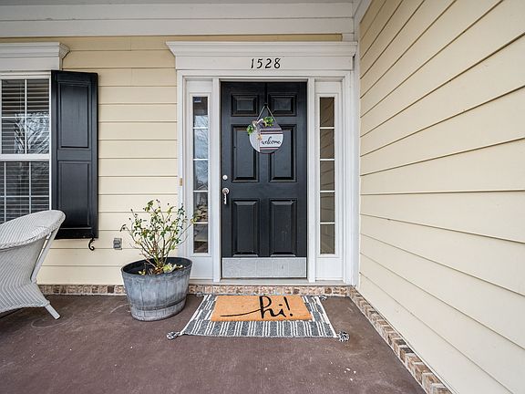 5th image of 1528 Stratford Hall Cir