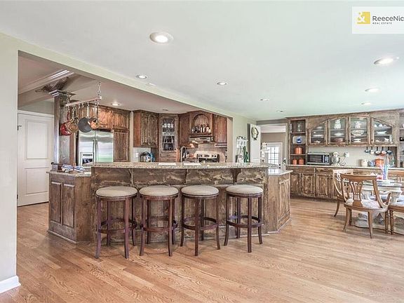 3rd image of 1228 W Gregory Blvd