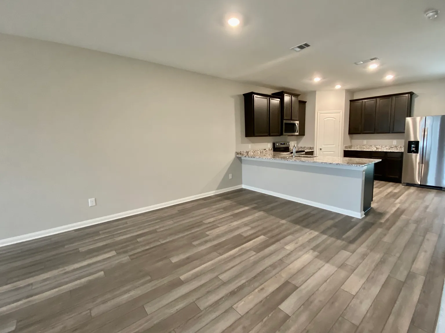 5 bed, 2.5 bath, 2653 sqft, $2,200 — Photo 2