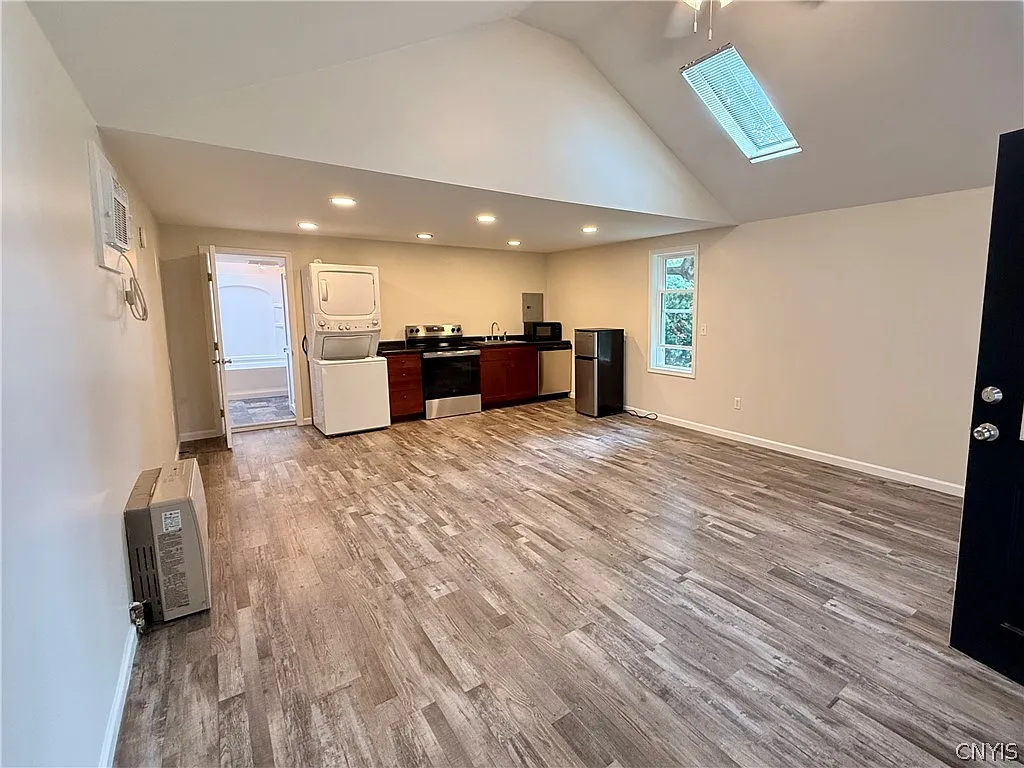 1 bed, 1.0 bath, 2085 sqft, $1,400 — Photo 2