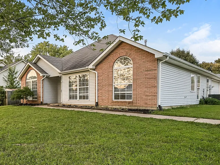2204 Joann Dr — Photo 3