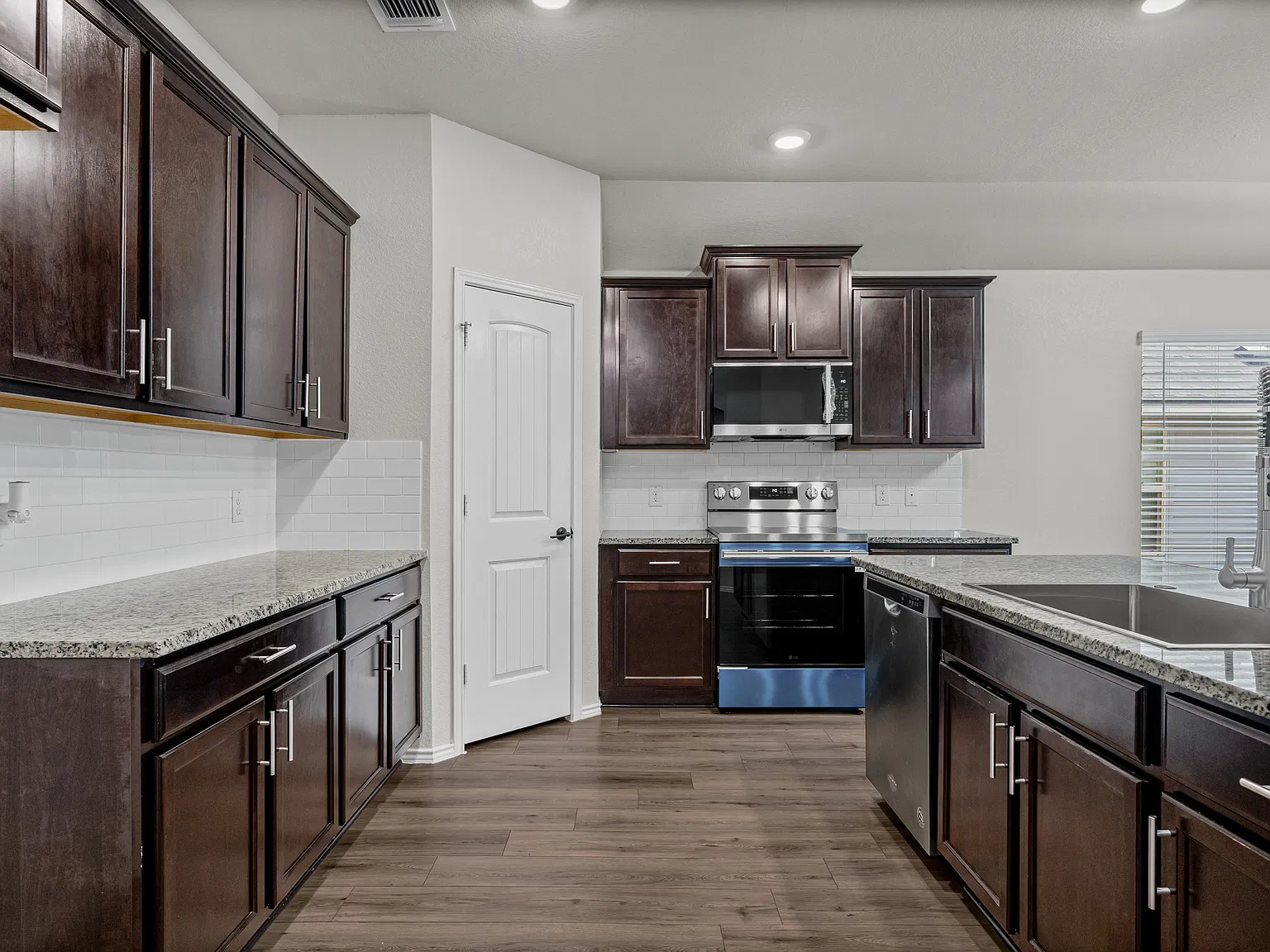 4 bed, 1725 sqft, $2,100 — Photo 2