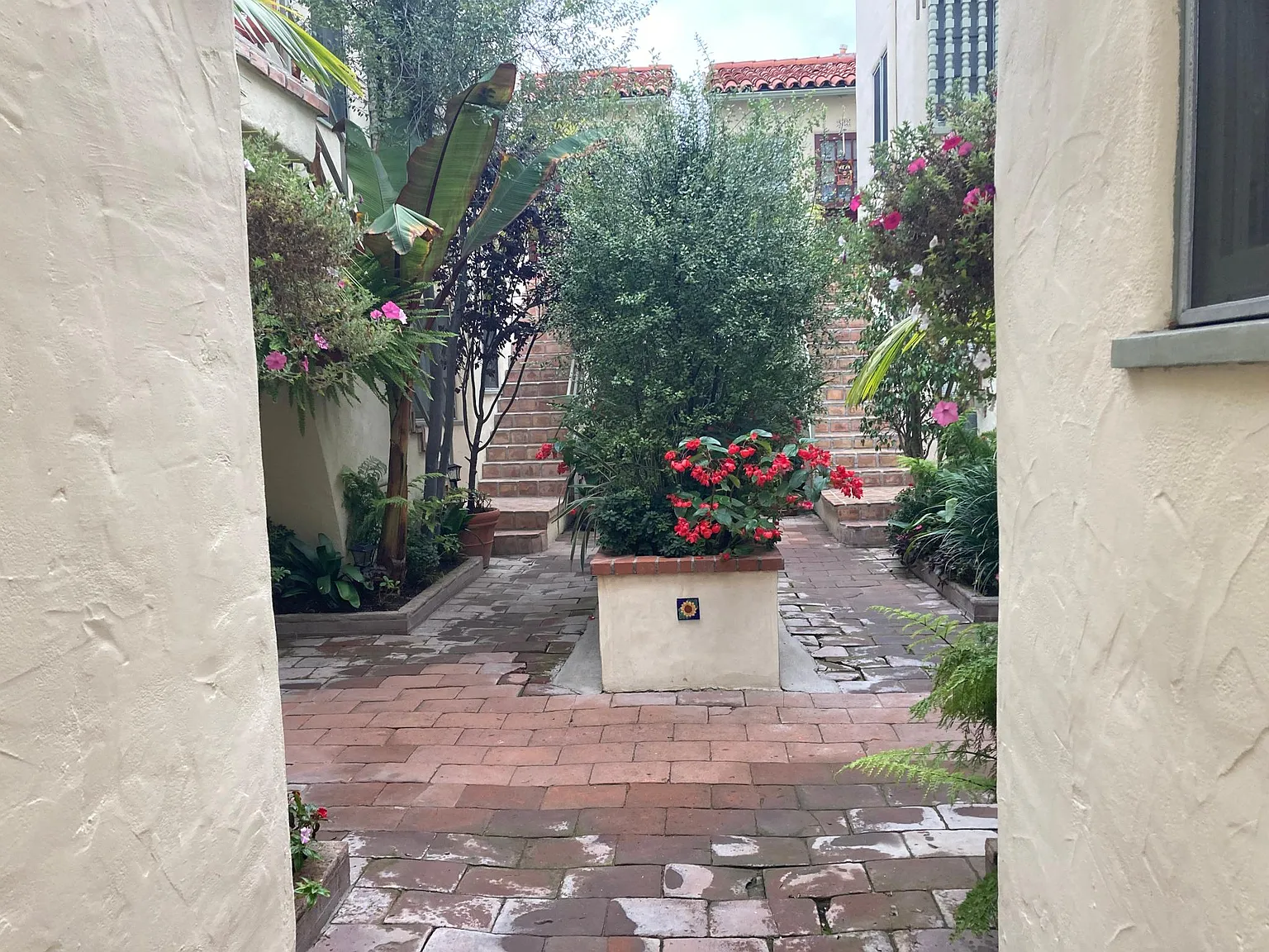 Studio, 400 sqft, $2,100 — Photo 1