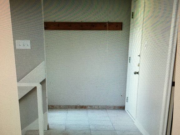 Front entry way has nice window.