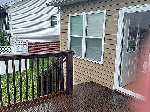 3rd image of 122 Ashkirk Ln