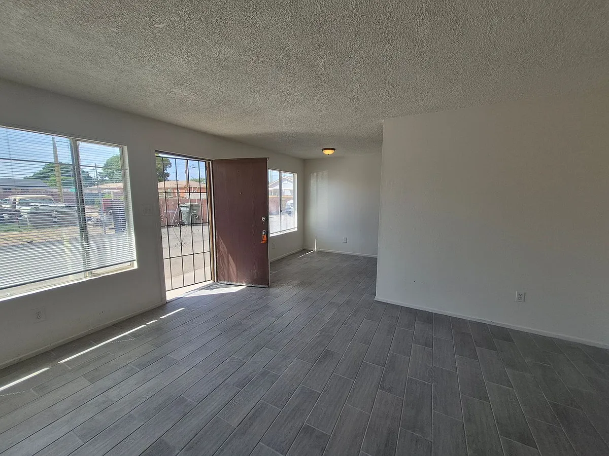 Building Photo - 136 N 21st Ave