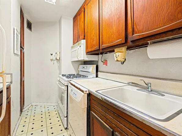 70-25 Yellowstone Boulevard image 13 of 28