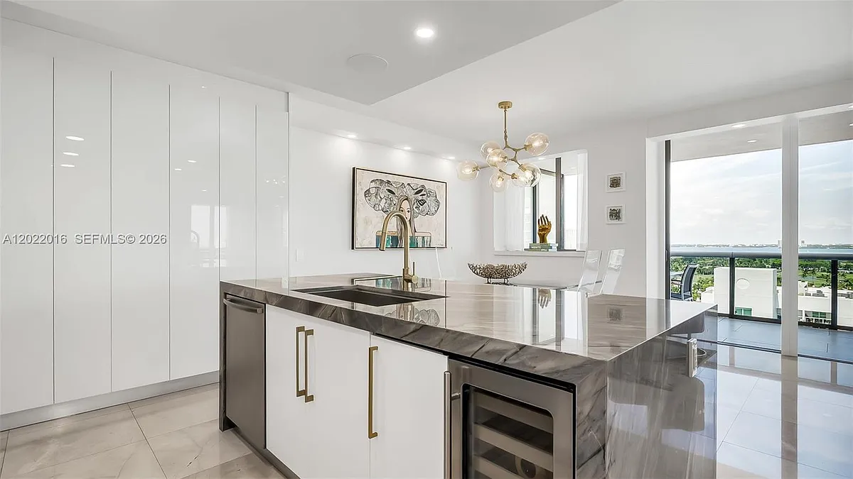 Building Photo - 5875 Collins Ave #1807